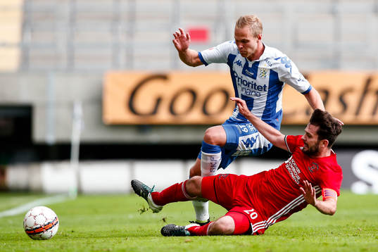 IFK Göteborgs Gustav Engvall och Llandudnos Thomas Dix