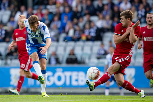 IFK Göteborgs Emil Salomonsson skjuter ett skott