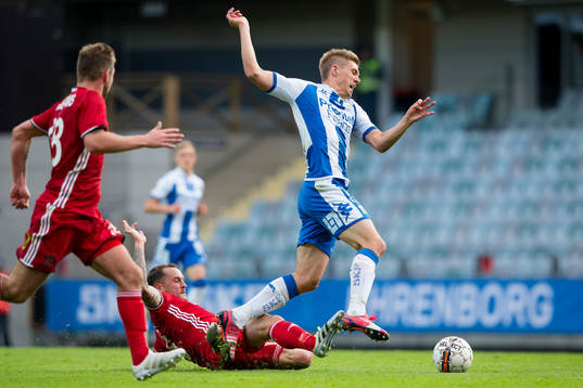 IFK Göteborgs Mikael Boman blir tacklad