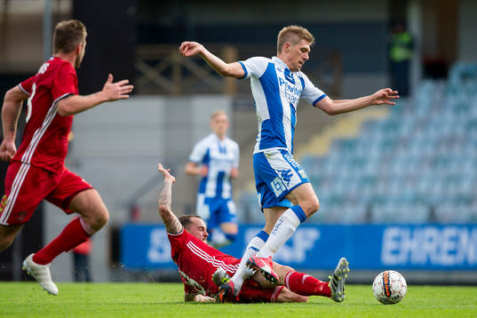 IFK Göteborgs Mikael Boman blir tacklad