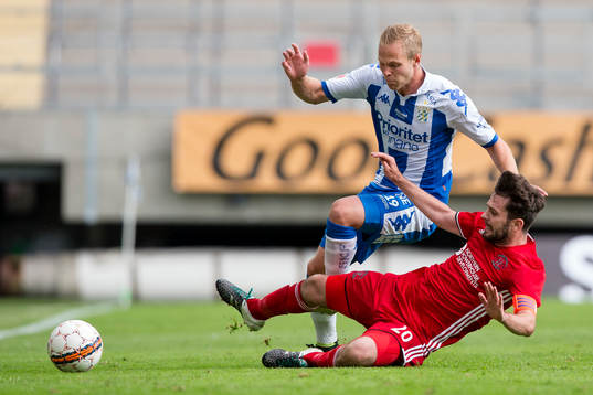 Llandudnos Thomas Dix glidtacklar IFK Göteborgs  Gustav