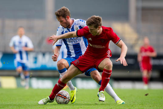 IFK Göteborgs Emil Salomonsson mot Llandudnos James Joyce