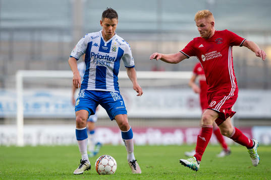 IFK Göteborgs Mads Albeck mot Llandudnos Marc Williams