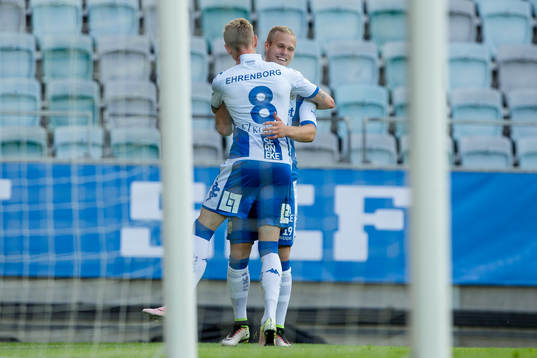 IFK Göteborgs Sören Rieks jublar och omfamnas av Gustav