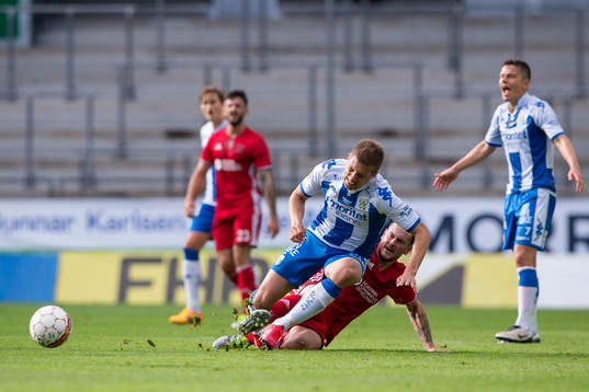 IFK Göteborgs Mikael Boman blir tacklad
