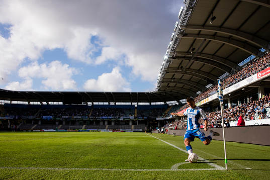 IFK Göteborgs Mads Albeck slår en hörna
