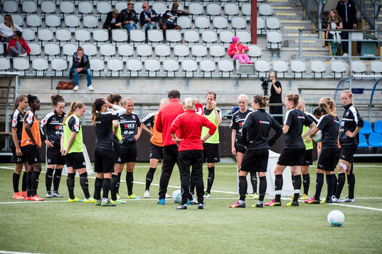 Lotta Schelin med lagkamraterna
