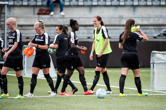 Lotta Schelin med lagkamraterna