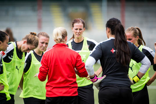 Lotta Schelin med lagkamraterna