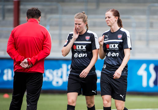 Tränare Jack Majgaard Jensen, Emma Berglund och Lotta