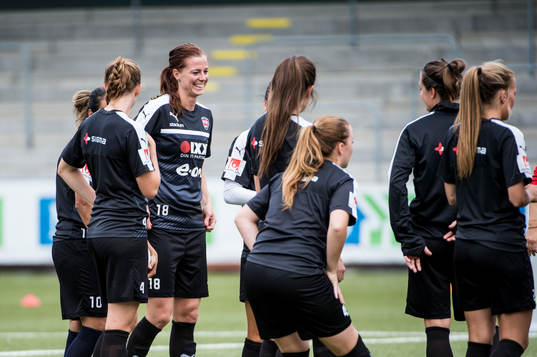 Lotta Schelin med lagkamraterna