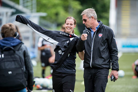 Claes Tjebbes, vd och Lotta Schelin