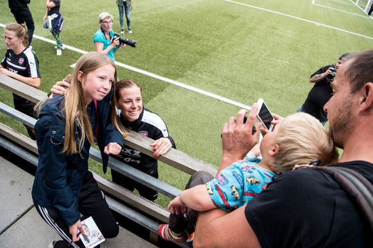Bläddra bland fler bilder av Fotboll, Rosengård, Lotta Schelins första träning