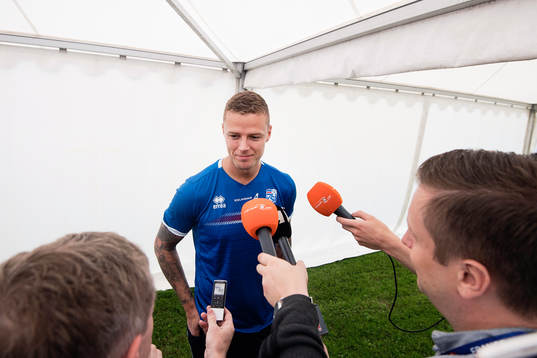 Ragnar Sigurdsson pratar med media i mixed zone på Islands