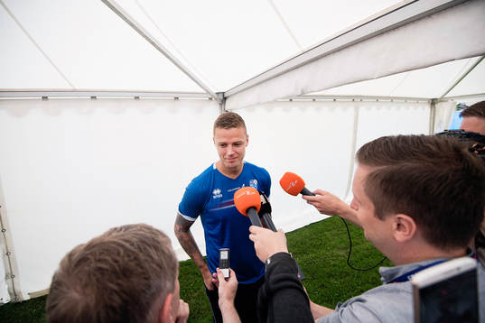 Ragnar Sigurdsson pratar med media i mixed zone på Islands