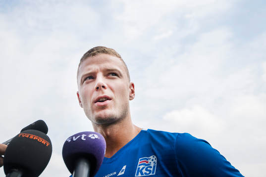 Ragnar Sigurdsson pratar med media i mixed zone på Islands