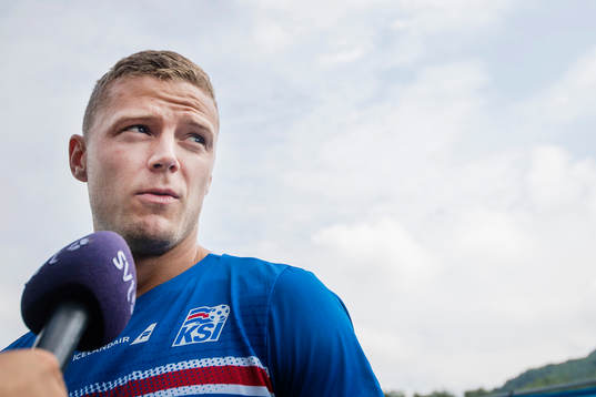 Ragnar Sigurdsson pratar med media i mixed zone på Islands