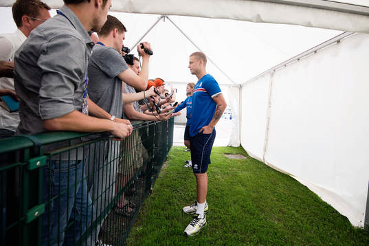 Ragnar Sigurdsson pratar med media i mixed zone på Islands