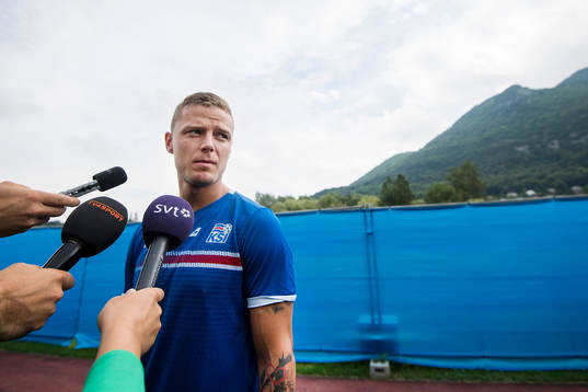 Ragnar Sigurdsson pratar med media i mixed zone på Islands