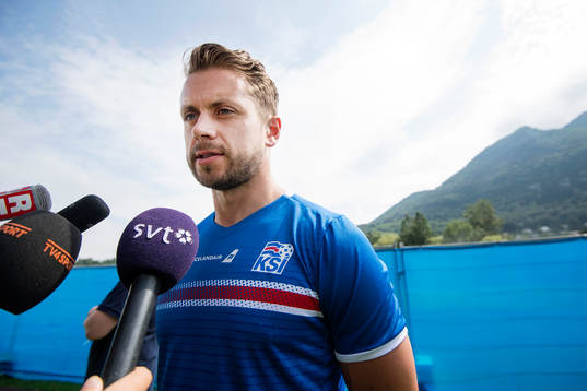 Kári Arnason pratar med media i mixed zone på Islands