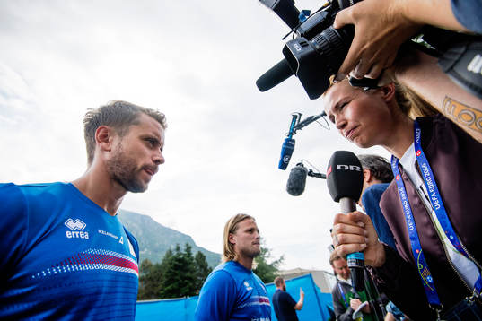 Kári Arnason och Birkir Bjarnason pratar med media i mixed