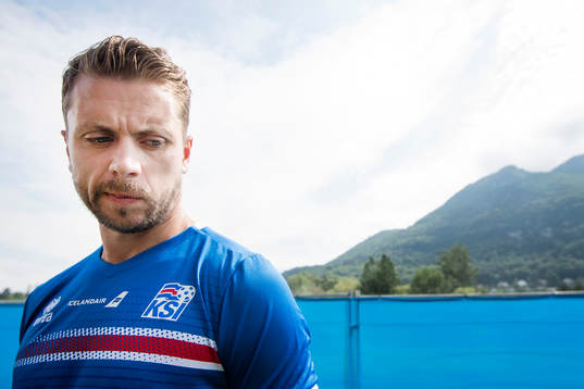 Kári Arnason pratar med media i mixed zone på Islands