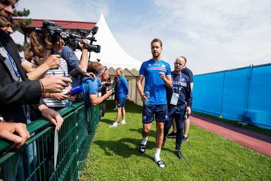Kári Arnason pratar med media i mixed zone på Islands
