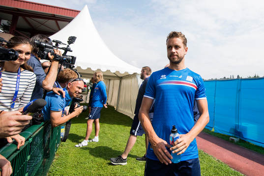 Kári Arnason pratar med media i mixed zone på Islands