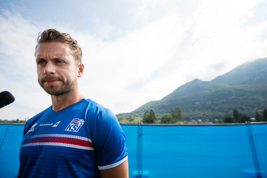 Kári Arnason pratar med media i mixed zone på Islands
