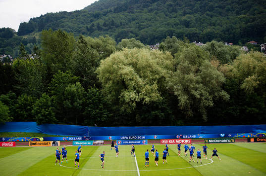 Spelarena värmer upp på Islands fotbollslandslags träning