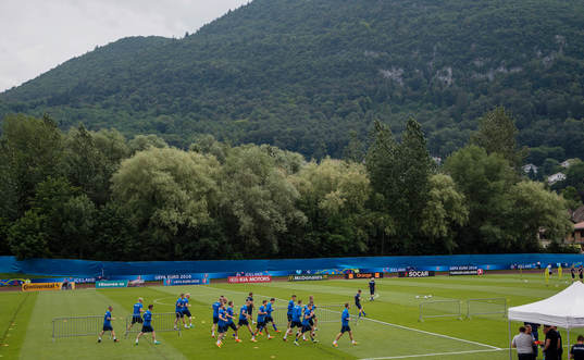 Spelarna samlas på Islands fotbollslandslags träning