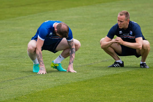 Aron Gunnarsson tränar på egen hand med lindat högerben