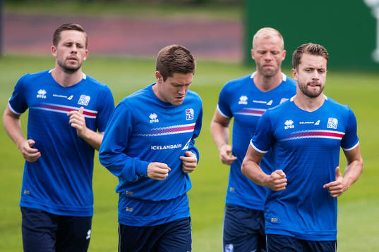 Spelarna med Kári Arnason (th) på Islands