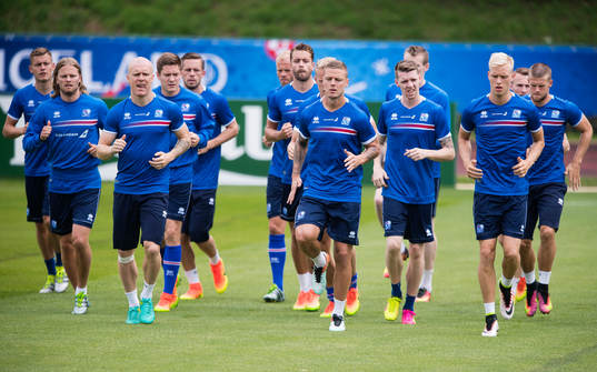 Spelarna med Kári Arnason i mitten på Islands