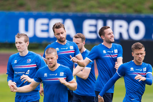Spelarna med Kári Arnason i mitten på Islands