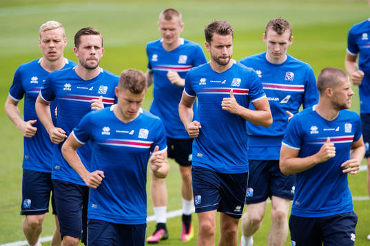 Spelarna värmer upp med Gylfi Sigurdsson och Kári Arnason