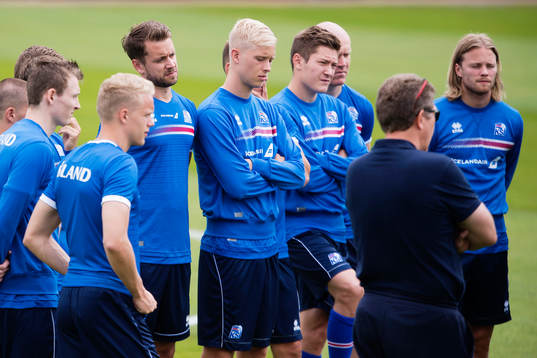 Spelarna med Kári Arnason i mitten på Islands