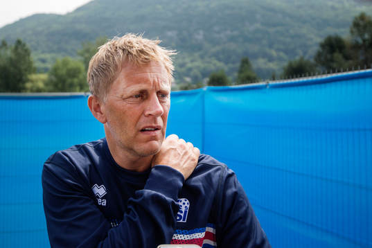 förbundskapten Heimir Hallgrimsson pratar med media i