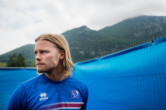 Birkir Bjarnason pratar med media i mixed zone på Islands