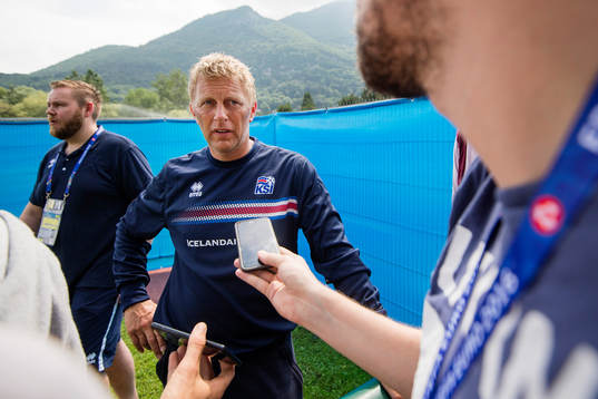 förbundskapten Heimir Hallgrimsson pratar med media i