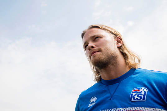 Birkir Bjarnason pratar med media i mixed zone på Islands