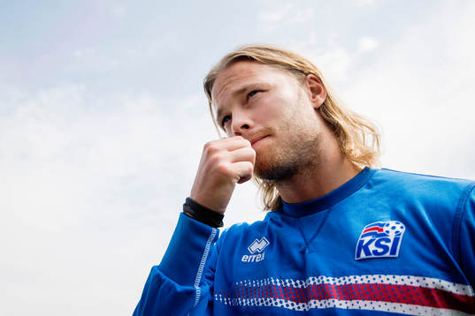 Birkir Bjarnason pratar med media i mixed zone på Islands