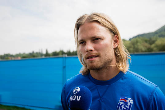 Birkir Bjarnason pratar med media i mixed zone på Islands