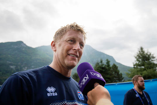 förbundskapten Heimir Hallgrimsson pratar med media i