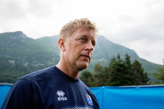 förbundskapten Heimir Hallgrimsson pratar med media i