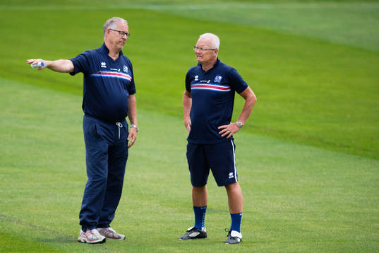 Roland Andersson och förbundskapten Lars Lagerbäck  på