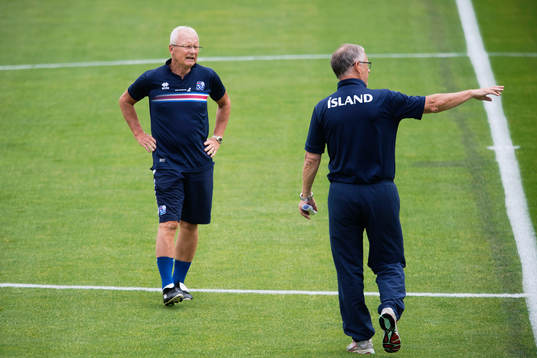 Roland Andersson och förbundskapten Lars Lagerbäck  på