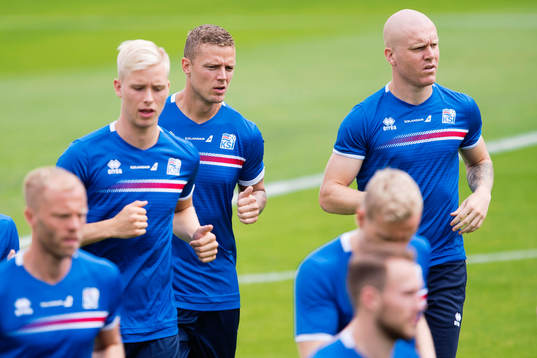Spelarna med Ragnar Sigurdsson ( i mitten) på Islands