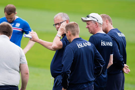 förbundskapten Lars Lagerbäck pratar med sina spelare på
