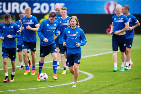 Spelarna med Birkir Bjarnason längst fram värmer upp på
